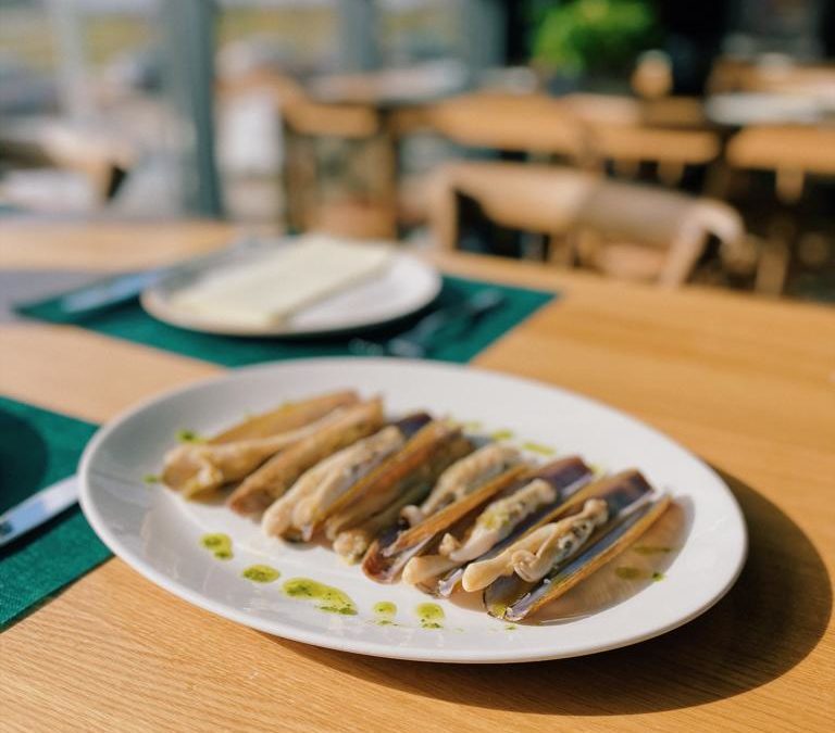 Las navajas: un aperitivo marino