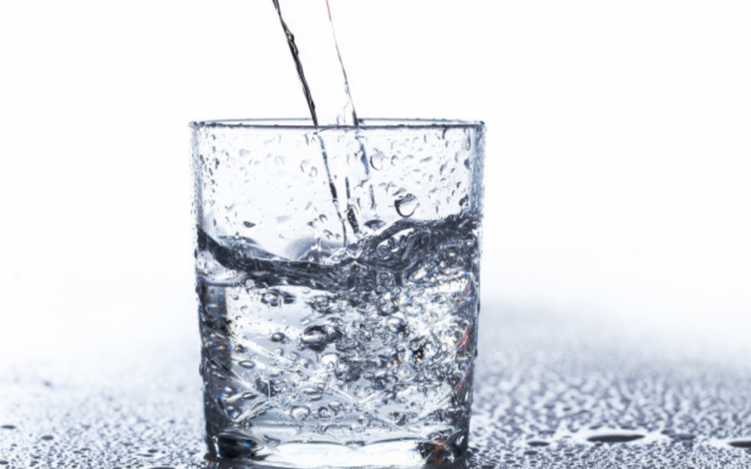 ¿Beber agua durante las comidas dificulta la digestión?